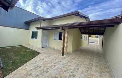 Imagem: A casa possui 3 Dormitórios, 1 Banheiro, 2 Vagas na garagem