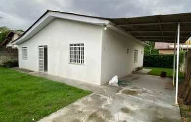 Imagem: A casa possui 3 Dormitórios, 2 Banheiros, 1 Vaga na garagem