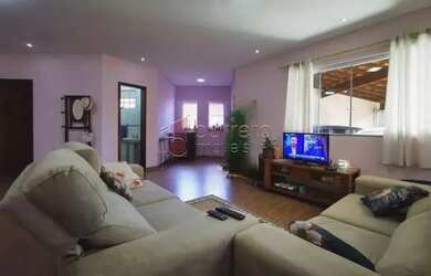 Imagem: A casa possui 3 Dormitórios, 4 Banheiros, 3 Vagas na garagem