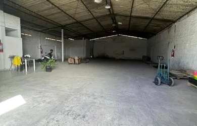 Imagem: O depósito possui 5 Vagas na garagem, 350m² de Área e está