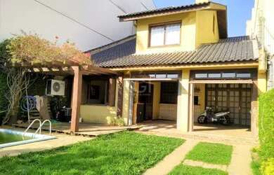 Imagem: A casa possui 3 Dormitórios, 3 Banheiros, 4 Vagas na garagem