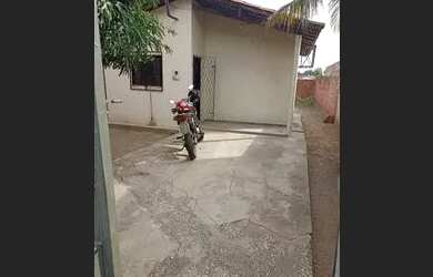 Imagem: A casa possui 2 Dormitórios, 1 Banheiro, 1 Vaga na garagem