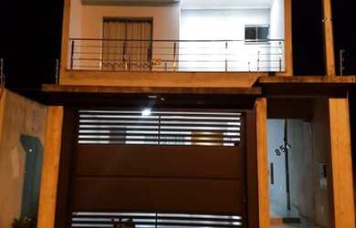 Imagem: A casa possui 3 Dormitórios, 2 Banheiros, 2 Vagas na garagem