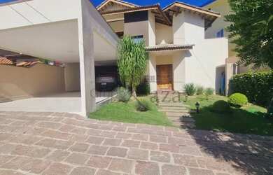 Imagem: A casa em condomínio possui 4 Dormitórios, 4 Banheiros, 4