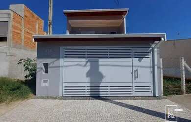 Imagem: A casa possui 3 Dormitórios, 2 Banheiros, 2 Vagas na garagem