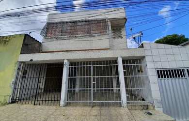 Imagem: A casa possui 3 Dormitórios, 1 Banheiro, 1 Vaga na garagem