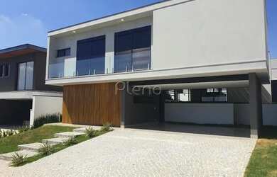 Imagem: A casa possui 4 Dormitórios, 2 Banheiros, 4 Vagas na garagem