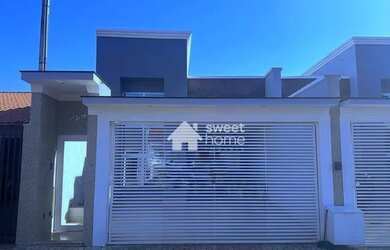 Imagem: A casa possui 3 Dormitórios, 1 Banheiro, 2 Vagas na garagem