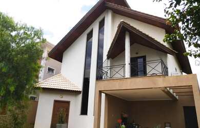 Imagem: A casa possui 3 Dormitórios, 1 Banheiro, 4 Vagas na garagem