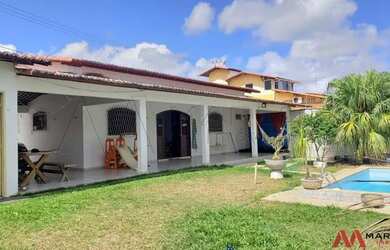 Imagem: A casa possui 3 Dormitórios, 3 Banheiros, 2 Vagas na garagem