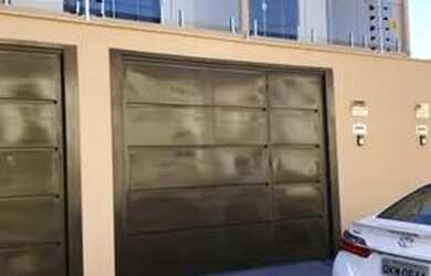 Imagem: A casa possui 2 Dormitórios, 3 Banheiros, 1 Vaga na garagem