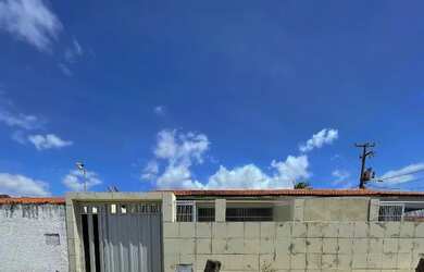 Imagem: A casa possui 2 Dormitórios, 2 Banheiros, 2 Vagas na garagem