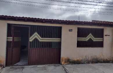 Imagem: A casa possui 4 Dormitórios, 2 Banheiros, 2 Vagas na garagem