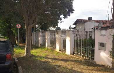 Imagem: A casa possui 3 Dormitórios, 2 Banheiros, 4 Vagas na garagem