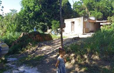 Imagem: A casa possui 2 Dormitórios, 2 Banheiros, 1 Vaga na garagem