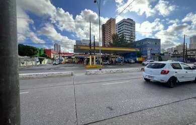 Imagem: A casa possui 3 Dormitórios, 2 Banheiros, 1 Vaga na garagem