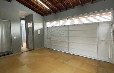 Imagem: A casa possui 3 Dormitórios, 3 Banheiros, 2 Vagas na garagem