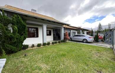 Imagem: A casa possui 3 Dormitórios, 3 Banheiros, 2 Vagas na garagem