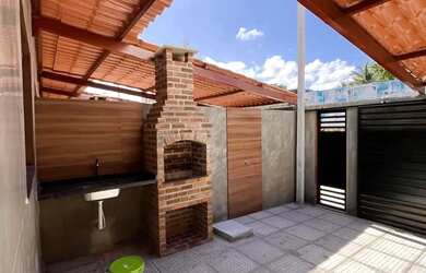 Imagem: A casa possui 3 Dormitórios, 1 Banheiro, 1 Vaga na garagem