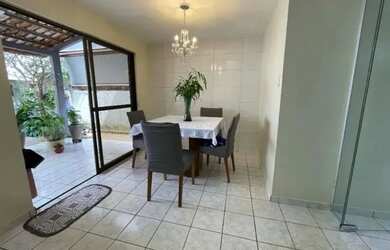 Imagem: A casa em condomínio possui 3 Dormitórios, 3 Banheiros, 2