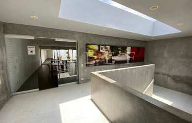 Imagem: O depósito possui 5 Vagas na garagem, 2.500m² de Área e