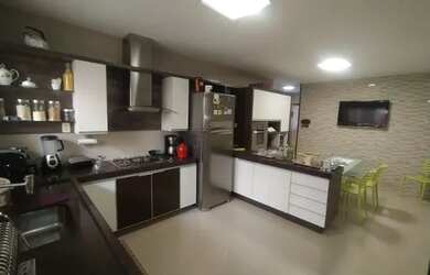 Imagem: A casa possui 3 Dormitórios, 2 Banheiros, 3 Vagas na garagem