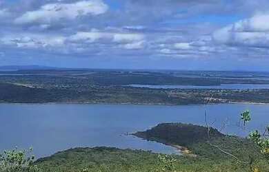 Imagem: O terreno possui 30.000m² de Área e está localizado em Três