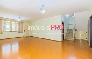 Imagem: A casa possui 4 Dormitórios, 5 Banheiros, 4 Vagas na garagem