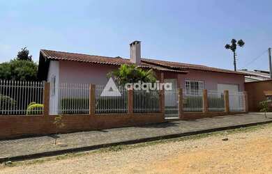 Imagem: A casa possui 4 Dormitórios, 3 Banheiros, 4 Vagas na garagem