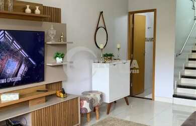 Imagem: A casa possui 3 Dormitórios, 4 Banheiros, 2 Vagas na garagem