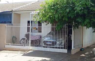 Imagem: A casa possui 2 Dormitórios, 1 Banheiro, 2 Vagas na garagem