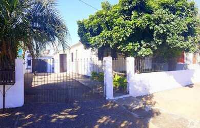 Imagem: A casa possui 3 Dormitórios, 2 Banheiros, 2 Vagas na garagem