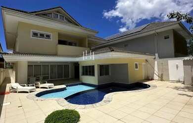 Imagem: A casa em condomínio possui 4 Dormitórios, 4 Banheiros, 4