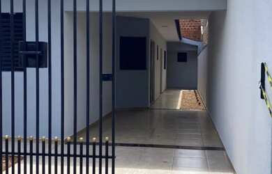 Imagem: A casa possui 2 Dormitórios, 2 Banheiros, 2 Vagas na garagem