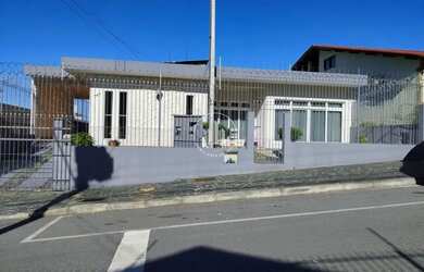 Imagem: A casa possui 4 Dormitórios, 4 Banheiros, 2 Vagas na garagem