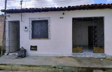 Imagem: A casa possui 3 Dormitórios, 2 Banheiros e está localizado