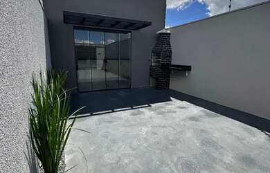 Imagem: A casa possui 2 Dormitórios, 2 Banheiros, 2 Vagas na garagem