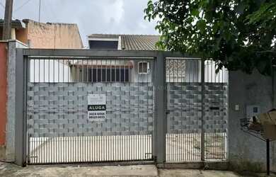 Imagem: A casa possui 3 Dormitórios, 1 Banheiro, 2 Vagas na garagem