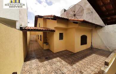 Imagem: A casa possui 3 Dormitórios, 2 Banheiros, 3 Vagas na garagem