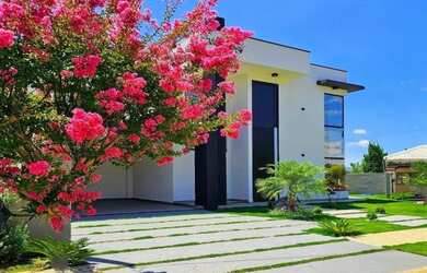Imagem: A casa possui 3 Dormitórios, 1 Banheiro, 2 Vagas na garagem