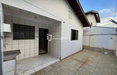 Imagem: A casa possui 3 Dormitórios, 1 Banheiro, 2 Vagas na garagem