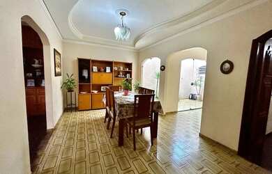 Imagem: A casa possui 3 Dormitórios, 3 Banheiros, 4 Vagas na garagem