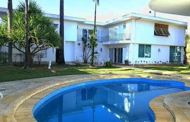 Imagem: A casa e possui 5 Dormitórios, Suítes, 5 Banheiros, 2 Vagas