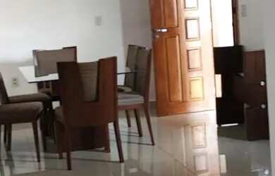 Imagem: A casa possui 3 Dormitórios, 2 Banheiros, 3 Vagas na garagem