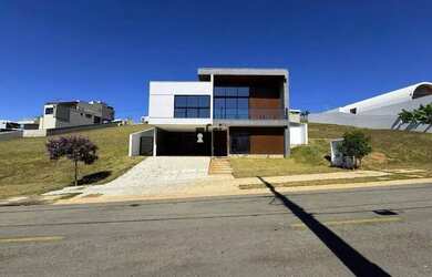 Imagem: A casa em condomínio possui 4 Dormitórios, 5 Banheiros, 5