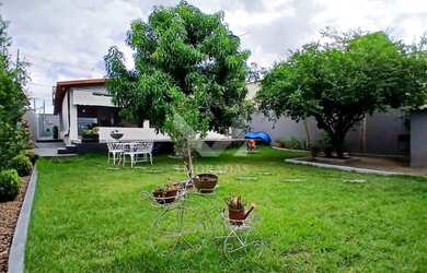 Imagem: A casa possui 3 Dormitórios, 2 Banheiros, 3 Vagas na garagem