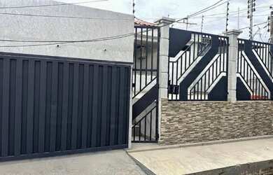 Imagem: A casa possui 3 Dormitórios, 2 Banheiros e 3 Vagas na garagem