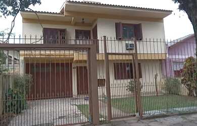 Imagem: A casa possui 3 Dormitórios, 3 Banheiros, 3 Vagas na garagem