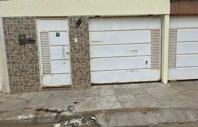 Imagem: A casa possui 3 Dormitórios, 2 Banheiros, 1 Vaga na garagem