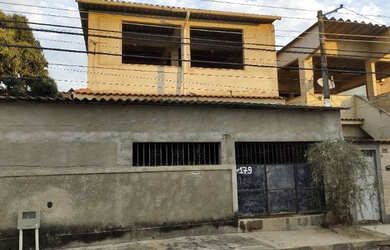 Imagem: A casa possui 3 Dormitórios, 2 Banheiros, 1 Vaga na garagem